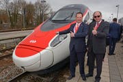 Der St.Galler Volkswirtschaftsdirektor Bruno Damann (rechts) mit dem Schweizer Generalkonsul in München, Markus Thür. (Bild: Ulrich Stock 0049-8382-9422)