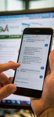 Chatten mit einem Algorithmus: Der Chatbot der SVA St. Gallen beantwortet Fragen zur Prämienverbilligung. (Bild: Ralph Ribi (St. Gallen, 25. Januar 2018))