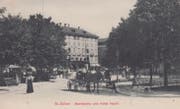 Der Marktzplatz mit Gemüsemarkt sowie Kundschaft und Pferdefuhrwerk auf einer Ansichtskarte, die 1905 verschickt wurde. (Bild: Sammlung Reto Voneschen)