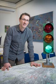 Christian Hasler, der oberste Verkehrsplaner der Stadt St.Gallen, in seinem Büro: Auch bei der Steuerung von Lichtsignal-Anlagen braucht es Feingefühl und Kompromisse. (Bild: Ralph Ribi)