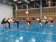 Fit in den Winter: Mitglieder des Turnvereins St. Gallen-Ost bereiten sich mit speziellen Übungen auf die Skisaison vor. (Bild: pd)