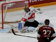 Reto Berra bleibt im letzten WM-Testspiel gegen Lettland ungeschlagen (Bild: KEYSTONE/EPA/TOMS KALNINS)