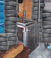 Mehrfach beanstandet: Der Warenaufzug im Lager der Autogarage. (Bild: Illustration/Patric Sandri)