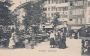 Der Gemüsemarkt auf dem Marktplatz mit Marktfrauen und Kundinnen um 1900. Im Hintergrund ist das Geschäftsschild der heute noch existierenden Löwen-Apotheke zu erkennen. Links daneben das Restaurant "Wilhelm Tell". (Bild: Sammlung Reto Voneschen)