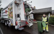 Einmal pro Woche – am Tag der Kehrichtabfuhr – sammeln Mitarbeiter der städtischen Entsorgung das Grüngut ein. (Bild: Ralph Ribi)