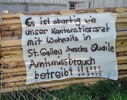 Das Plakat gegen den Kantonstierarzt im Garten der Hundezüchterin hat die Polizei entfernt. (Bild: PD)