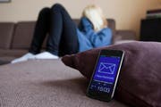 Gemäss einer neuen Studie der Unternehmensberatung Deloitte wünschen sich 45 Prozent der Smartphone-Besitzer nichts sehnlicher, als dass sie 2018 weniger auf den kleinen Bildschirm starren. (Symbolbild) (Bild: SILVIA MARKS (DPA-mag))