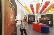 Bunte Ausstellung: Kuratorin Jeanne Fichtner zeigt die Feinheiten der koreanischen Malerei. (Bild: Hanspeter Schiess)