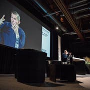 Philipp Tingler philosophiert am Networking-Day in den Olma-Hallen über Altern und Schicksalsverweigerung. (Bild: Mareycke Frehner)
