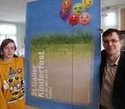 Plakatgestalter Nils Posthumus und Stadtrat Markus Buschor enthüllen das Kinderfestplakat 2018. (Bild: Reto Voneschen)