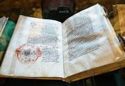 Die Bücher des St. Galler Stiftsbezirks sind auf der Dokumentenliste der Unesco. (Bild: Ralph Ribi)