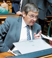 Die Armee war sein Kernthema: Jakob Büchler bei der Arbeit im Nationalratssaal. (Bild: Peter Klaunzer/Keystone)
