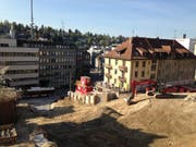 Die eine Hälfte der Baugrube fürs Projekt Haldenhof von der Felsenstrasse aus. Das Haus Haldenstrasse 1 und 5 rechts im Bild bleibt entgegen den allerersten Planungen erhalten. (Bild: Reto Voneschen)
