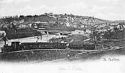 Eine Ansichtskarte der Ruckhalde vor 1905. Im Hintergrund der Güterbahnhof und die Vonwilbrücke. Im Gebiet von St. Otmar fehlen noch viele Bauten, unter anderem direkt hinter der Brücke die St.-Otmar-Kirche. (Bild: Stadtarchiv der Ortsbürgergemeinde St. Gallen)