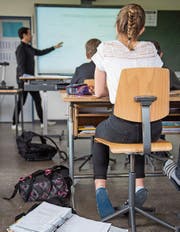 Schülerinnen und Schüler mit einseitigen Begabungen profitieren vom Unterricht in Niveaugruppen. (Bild: Boris Bürgisser)