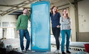 Martin Schlegel, Sybille Kuhn und Gabriela Finger in der Handsiebdruckerei, wo der dreitägige Designmarkt stattfinden wird. (Bild: Ralph Ribi)