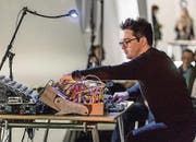 Dieses Wochenende findet in St. Gallen das 9. Nordklang-Festival statt. Bands aus Skandinavien geben am Samstagabend an verschiedenen Orten Konzerte. Wir hören zu und berichten auf Montag (ganze Seite mit 3 Bildern). Folgende 3 Sujets: 1. Sujet (Hauptbild, 5spaltig quer): Die dänische Band Get Your Gun im Pfalzkeller. Termin: Sa, 7.2., 20 Uhr , 2. Sujet (2 1/2 spaltig links): Der junge Elektronik-Musiker Mike Sheridan. Termin: Sa, 7.2., 20.30-21 Uhr, Pfalzkeller 3. Sujet (2 1/2 spaltig rechts): Der exzentrische Sänger The New World Vulture trommelt auf dem Blechkübel. Termin: Sa, 7.2., 21.30-22.30 Uhr, Hofkeller. (Bild: Hanspeter Schiess)