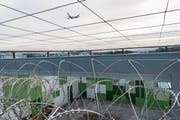 Das Ausschaffungsgefängnis am Flughafen Zürich: Im Kanton St.Gallen scheitern acht Prozent der Ausschaffungen, etwa weil die Herkunftsländer die Personen nicht zurücknehmen. (Bild: Keystone)