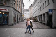 Die Brühlgasse (hinten) erhält ab kommendem Frühling ein neues Pflaster; die Spisergasse (vorne) ist schon saniert. (Bild: Benjamin Manser)