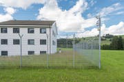 Die Strafanstalt Gmünden befindet sich in Niederteufen. Der heutige Bau steht dort seit 1963 und wurde von 1994 bis 1998 erweitert und renoviert. (Bild: Benjamin Manser)