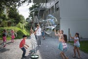 Abschiedsfest im Schulhaus Tschudiwies: Bereits Mitte Juni 2017 feierten Schulkinder, Eltern und Quartier Abschied vom alten Schulhaus am Bernegghang. (Bild: Ralph Ribi - 16. Juni 2017)