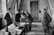 Die Spanische Grippe gefährdet besonders die Schweizer Armee: Ein Truppenarzt untersucht im Jahr 1918 einen Armeeangehörigen. (Bild: Archiv Photopress)