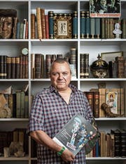 Historiker Johannes Huber stellt das 157. Neujahrsblatt vor. (Bild: Michel Canonica)