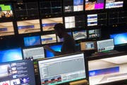Blick in den Regieraum des RSI-Fernsehstudios in Comano. Die Ostschweizer Regierungskonferenz fürchtet, dass bei einer Annahme der No-Billag-Initiative vor allem die italienisch- und rätoromanischsprachige Ostschweiz stark betroffen wäre. (Bild: PABLO GIANINAZZI (TI-PRESS))