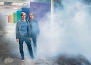 Der Nebel verflüchtigt sich: Die Brüder Markus und Reto Huber vor ihrer titelgebenden Installation «Das Versprechen». (Bild: Andrea Stalder)