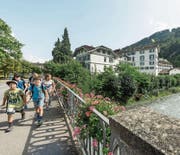 Trennender Graben: Eine Gruppe von Kindern überquert die Tamina zwischen Kurpark und Oberdorf. (Bilder: Hanspeter Schiess)