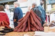 Probieren geht über Studieren: Am Genusstag kann man in der Altstadt Würste und viele andere Leckereien degustieren. (Bild: Urs Jaudas)