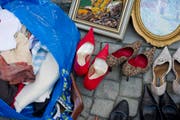 Von Schuhen über Kleider bis hin zu Bildern: Am ersten Flohmarkt der Saison am Gallusplatz gibt es wieder allerhand zu kaufen. (Bild: Coralie Wenger)