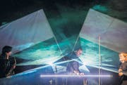 «St. Gallen, ihr seid die besten!»: Am Kulturfestival überzeugte die Genfer Band Kadebostany mit Rockstar-Posen und grossen Gesten. (Bild: Urs Jaudas)