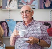 Leo Braun zu Hause im Atelier mit Film-Stills, die er in Öl gemalt hat. (Bild: Urs Bucher)