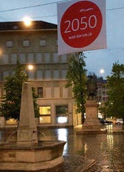Ein Transparent der Watt-Kampagne vor dem Vadian-Denkmal. (Bild: Reto Voneschen (8. Mai 2017))