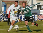 Pascal Cerrone (rechts) im Zweikampf mit Francisco Aguirre von Yverdon-Sports FC. (Bild: Andree-Noelle Pot/Keystone (Yverdon, 11. Dezember 2005))