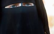 Provokation als Protest: Eine Nikab-Trägerin stellt sich nach der Verabschiedung des Anti-Burka-Gesetzes 2013 im Tessin öffentlich zur Schau. (Bild: Gabriele Putzu/Ti-Press/Keystone)