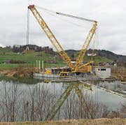 Der gelbe Spezialkran beim Kraftwerk Thurfeld bleibt voraussichtlich noch bis Mitte April dort stehen. (Bild: Hannelore Bruderer)