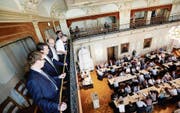Eine St. Galler Delegation verfolgt die Thurgauer Fachhochschul-Debatte (von vorne): Vizestaatssekretär Lukas Schmucki, die Kantonsräte Michael Götte (SVP), Beat Tinner (FDP) und Andreas Widmer (CVP) sowie Kantonsratspräsident Ivan Louis (SVP). (Bild: Donato Caspari)