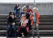 Eine Bratwurst kostet 7.50 Franken: Eine Familie legt beim Offa-Besuch eine Verpflegungspause ein. (Bild: Michel Canonica)