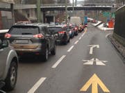 Stau auf der Zürcher Strasse: Vor allem bei Verkehrsstörungen auf der Stadtautobahn geht's auf der Hauptstrasse durchs Lachen-Quartier nur noch im Schritttempo vorwärts. (Bild: Reto Voneschen - 20. Dezember 2017)