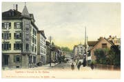 Als es vom Verkehr her noch beschaulich zu und her ging: Das Zentrum des Lachen-Quartiers auf einer Ansichtskarte um 1905. Rechts wäre heute die Überbauung mit Poststelle und Lachen-Drogerie, im Hintergrund anstelle der Bäume würde das Bundesverwaltungsgericht stehen. (Bild: Sammlung Reto Voneschen)