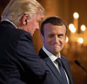 Zugezwinkert: die Präsidenten Macron und Trump während einer gemeinsamen Pressekonferenz. (Bild: Carolyn Kaster/AP (Paris, 13. Juli 2017))