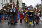 Guggerinnen und Gugger am St.Galler Fasnachtsumzug vom Sonntag. (Bild: Sabrina Stübi)