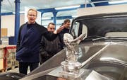 «Kompass»-Geschäftsführer Marcel Rüegger stellt ein Prunkstück in der Autowerkstatt vor, das nicht nur Stellenlose motiviert, sondern auch Vorstandsmitglied Walter Luginbühl und «Kompass»-Initiant Claude Müller begeistert. (Bild: PD)