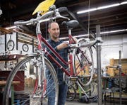 Damit könnte bald Schluss sein: Stellensuchende reparieren in der Projekt-Werkstatt Velos. (Bild: Ralph Ribi)