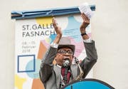 Ehren-Födlebürger Malcolm Green begrüsst auf dem Bohl die Fasnacht. Hinter ihm das Fasnachtsplakat 2018. (Bild: Hanspeter Schiess)