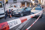 Bei der Bushaltestelle Lachen kollidierte das Auto der Flüchtigen mit einem parkierten Lieferwagen. (Bild: Urs Bucher)