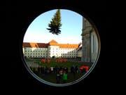 Er kommt: Der Weihnachtsbaum wird mit dem Helikopter auf den Klosterplatz geflogen. (Bild: Adrian Lemmenmeier)