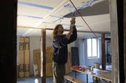Eine Erinnerung: Fürs "Rümpeltum" werden 2004 Schallschutzplatten im Haus Haldenstrasse 23 montiert. (Bild: Trix Niederau - 5. November 2004)
